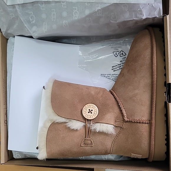 🎁 UGG Women's Bailey Button II Winter Boot - Picture 6 of 6